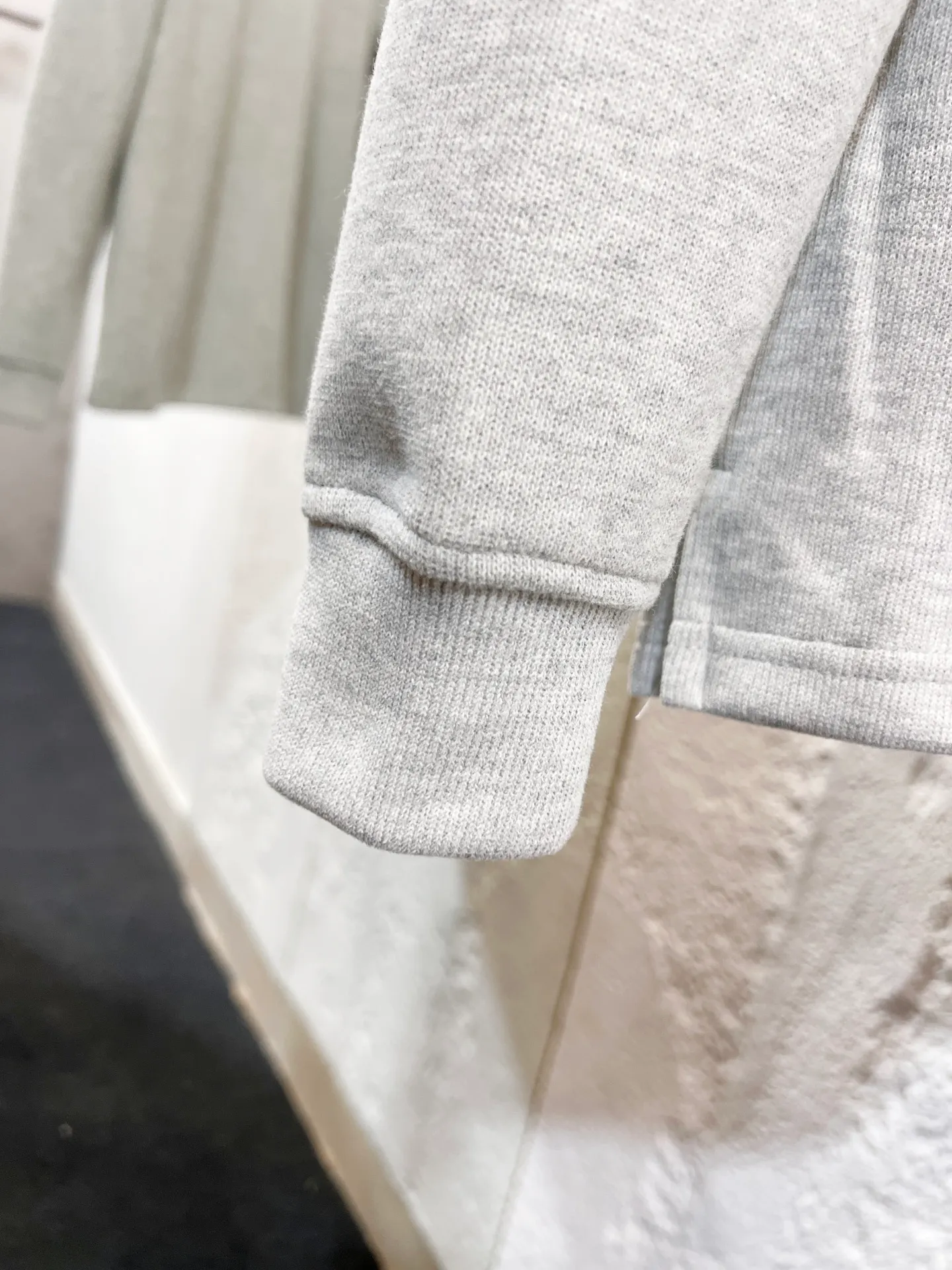 P196 Style number: T73 2235# Actual pictures! ! Ralph Lauren Minnie fabric long-sleeved half-zip sweatshirt. Color: black, oatmeal gray, camel, dark gray, light gray, navy blue, milk white. A total of 7 colors. Size: M-100-120 catties L-120-140 catties XL-140-160 catties 2XL-160-180 catties
